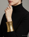 Bracciale Imperia Thrilly dorato indossato da modella