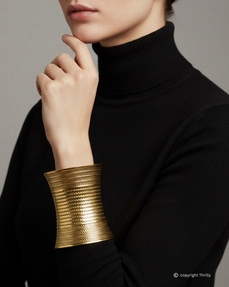 Bracciale Imperia Thrilly dorato indossato da modella