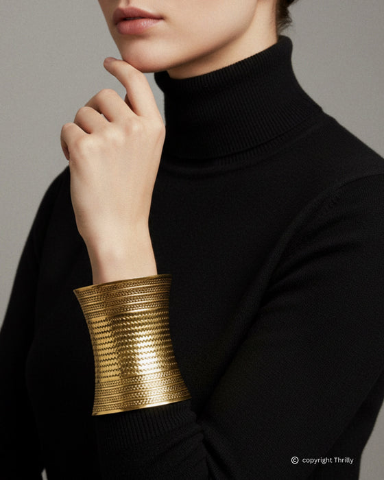 Bracciale Imperia Thrilly dorato indossato da modella