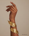 Bracciale Nymphe Thrilly dorato dal design organico indossato