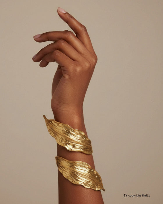 Bracciale Nymphe Thrilly dorato dal design organico indossato