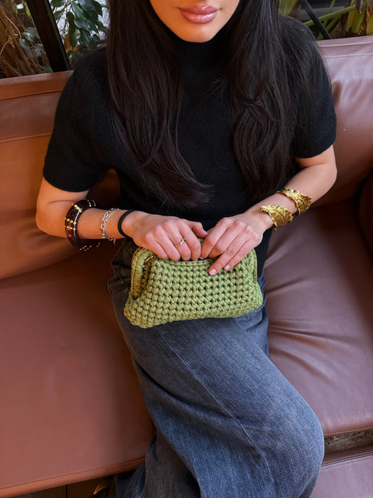 Modella Soleil con borsa Etoile Bag verde Thrilly
