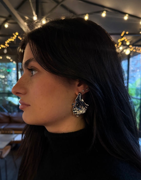 Modella che indossa orecchini Soeul Thrilly in metallo argentato
