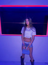 Borsa Soleil Thrilly celeste indossata da modella