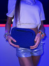 Borsa Soleil Thrilly blu indossata da modella