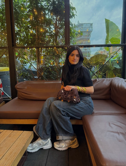 Borsa Etoile Thrilly marrone indossata da modella