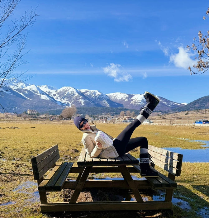 Borsa Étoile Bianca Thrilly tenuta da modella in paesaggio montano