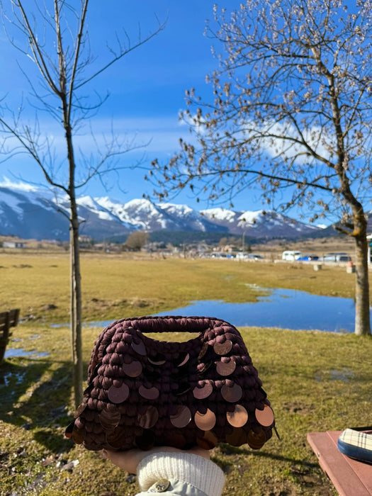 Borsa Etoile Thrilly marrone con fotografata in natura