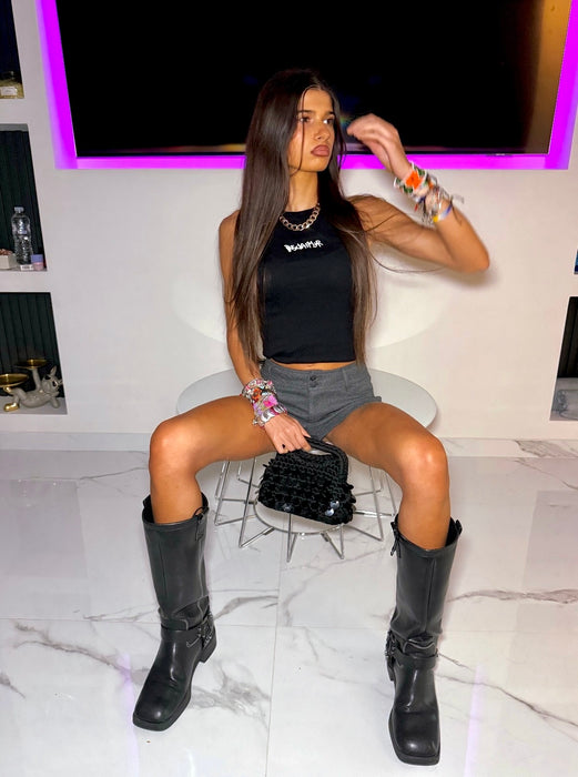 Borsa Etoile Thrilly nero indossata da modella