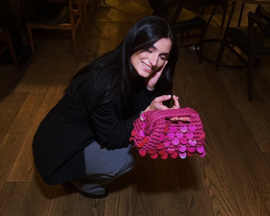 Borsa Étoile Rosa Thrilly con indossata da modella