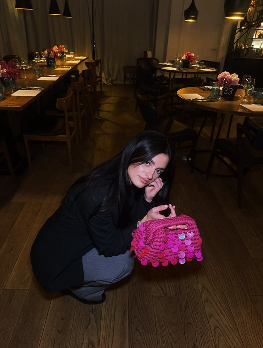 Borsa Étoile Rosa Thrilly con indossata da modella
