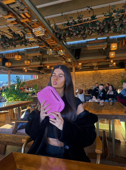Borsa Soleil Thrilly rosa indossata da modella